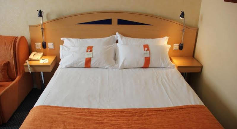 Holiday Inn Express San Sebastian De Los Reyes By Ihg Exterior photo